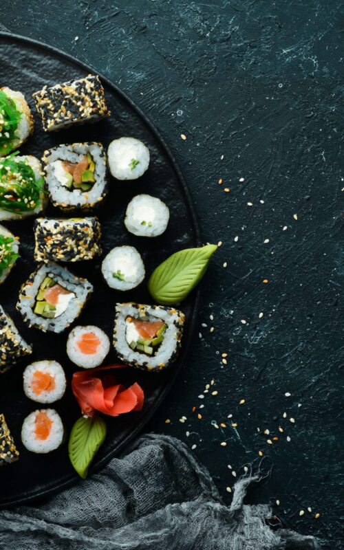 set-traditional-sushi-black-plate-sushi-rolls-dark-background set-traditional-sushi-black-plate-sushi-rolls-dark-background